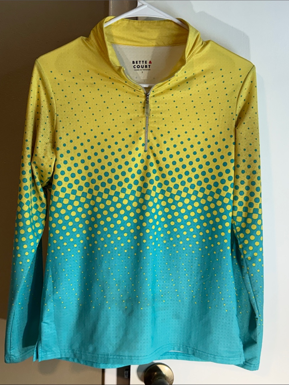 Bette & Court Performance Top Size Small Yellow Teal Gradient Long Sleeve